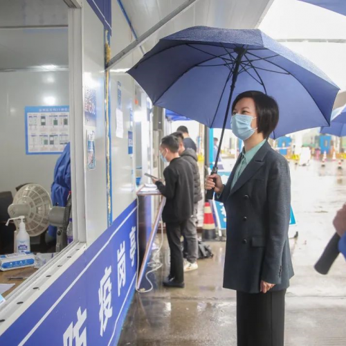 黄慧看望慰问疫情防控服务点一线人员：坚守岗位压实责任，全力守好“外防输入”关键防